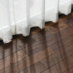 リネンカーテンの裾と木漏れ日