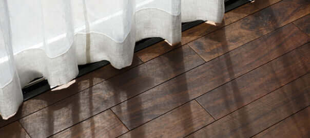 リネンカーテンの裾と木漏れ日