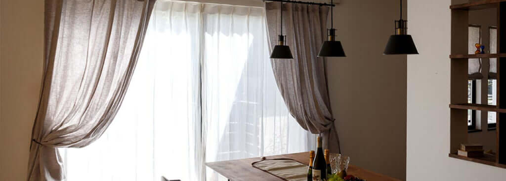 グレーのリネンカーテン